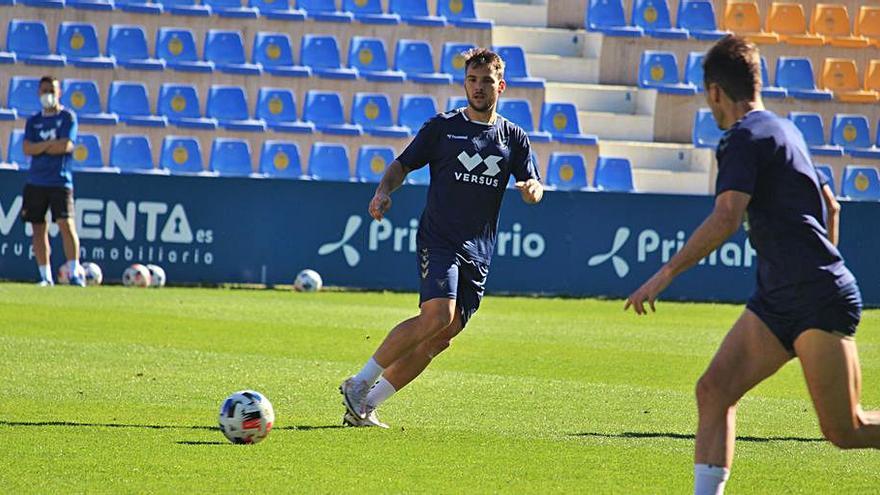 Carlos Tropi golpea la pelota en un entrenamiento.