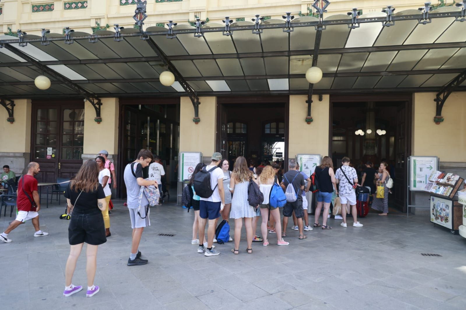 Colas en la Estación del Norte de València por el abono gratuito de Cercanías