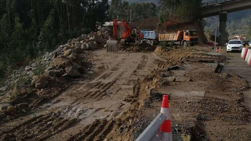 Maquinaria, ayer, retirando el asfalto del desvío de O Meixueiro que estuvo operativo desde abril.