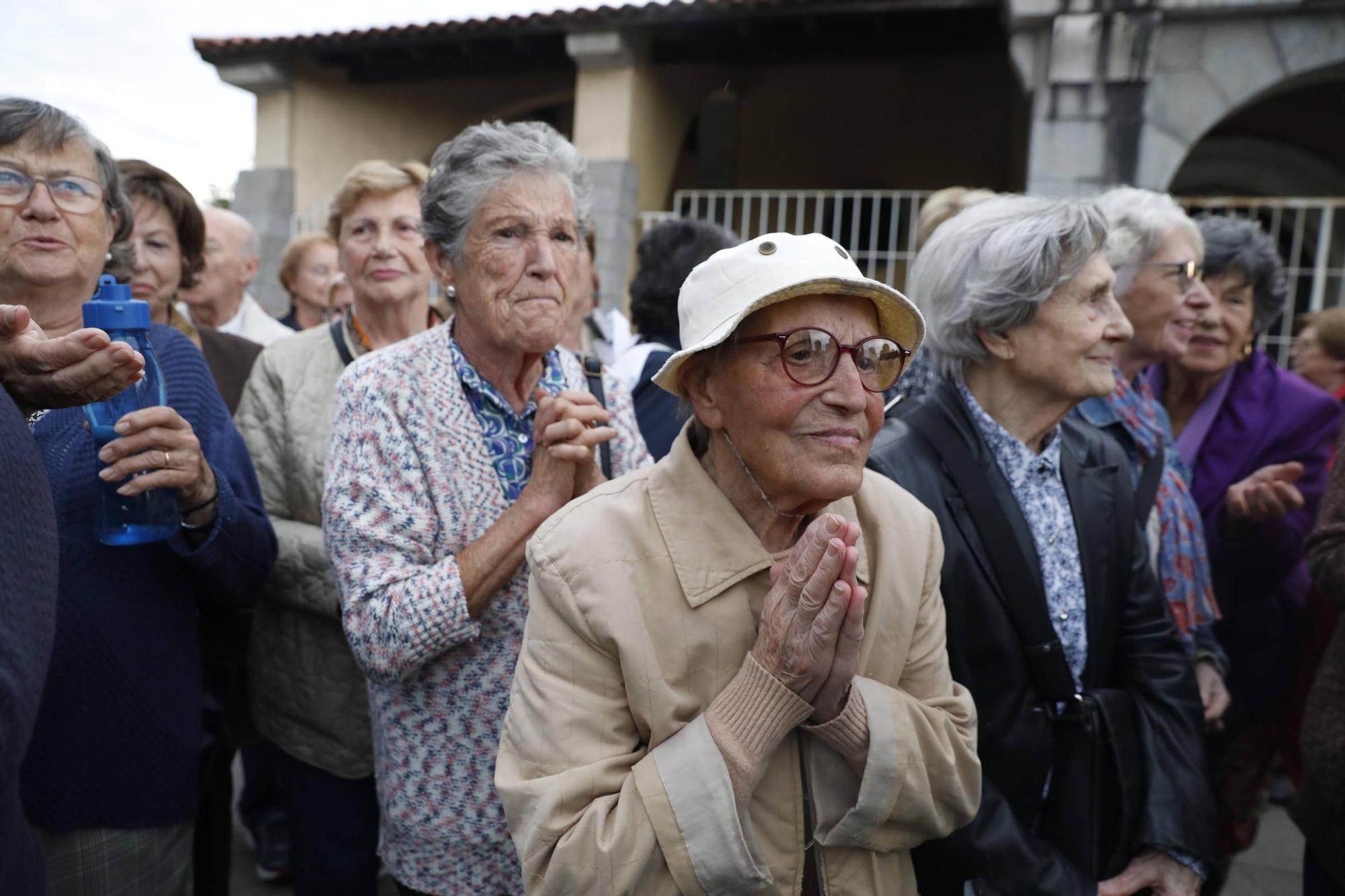 EN IMÁGENES: Así fue el exorcismo del nuevo párroco de Llaranes, Miguel Alderete