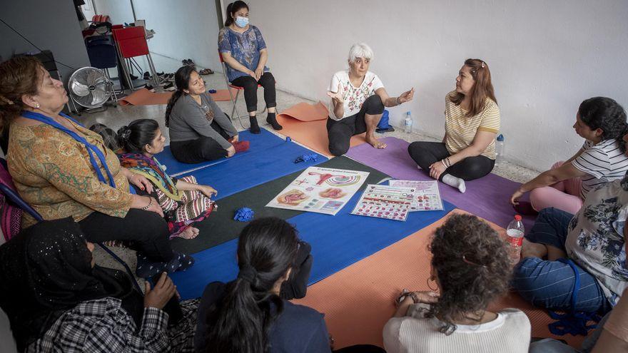 Una decena de mujeres participan en los talleres de salud de la mujer organizados por la asociación Gràcia Participa.
