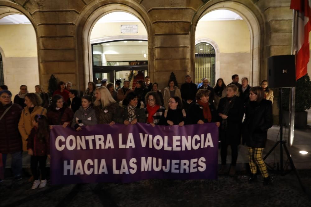 Concentración en Gijón por el asesinato de Lorena Dacuña