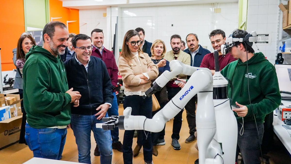 Miguel Ángel Gallardo, candidato del PSOE a las elecciones extremeñas, en los laboratorios de robótica de la Uex, este martes.