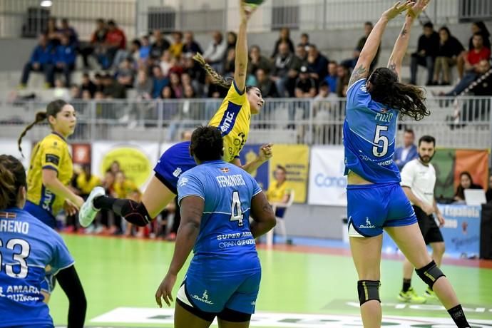 27-12-19 DEPORTES. PABELLON JUAN CARLOS HERNANDEZ. JINAMAR. TELDE. Partido de balonmano entre el Rocasa y el Bera Bera disputado en el Pabellon de deportes Juan Carlos Hernández en Jinamar.  Fotos: Juan Castro.  | 27/12/2019 | Fotógrafo: Juan Carlos Castro