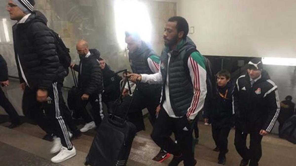 Jugadores del Lokomotiv saliendo del metro