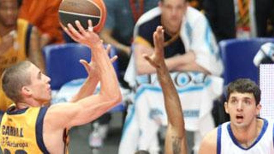 Jaycee Carroll tira a canasta ante la presión de Clay Tucker en un momento del duelo que mantuvo con el Real Madrid en la Copa del Rey. i LP/DLP