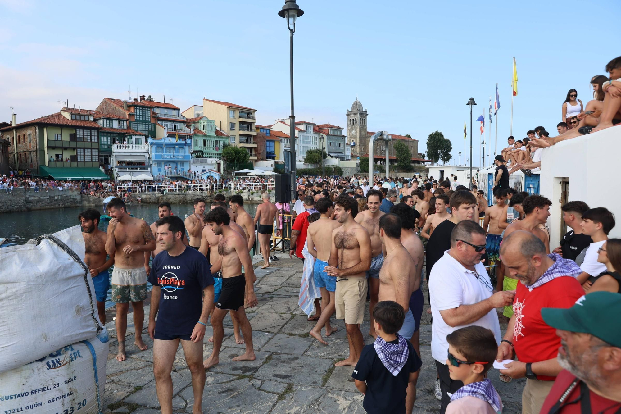 EN IMÁGENES: La multitudinaria cita de la cucaña en el Carmen de Luanco