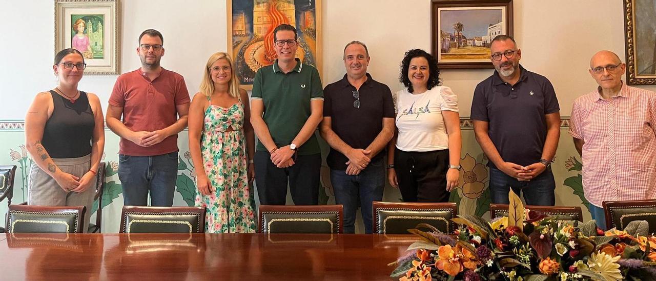 Los alcaldes y concejales de Elda, Petrer, Monóvar y Sax que forman el nuevo órgano rector de la Mancomunidad del Valle Vinalopó.
