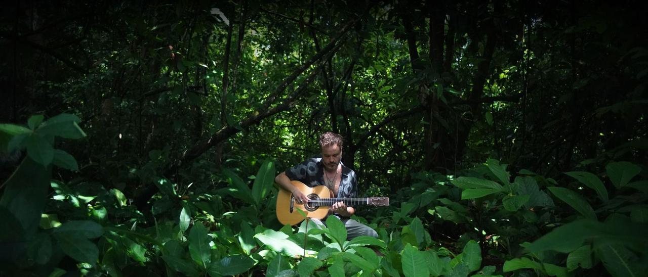 El músico valenciano Diego 
García, El Twanguero, toca
su guitarra en la selva.  L-EMV