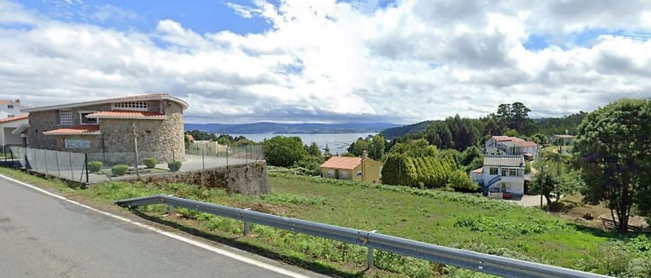 A la derecha, zona donde se construirán los chalés en Lorbé. Al fondo, el mar. |   // L.O.