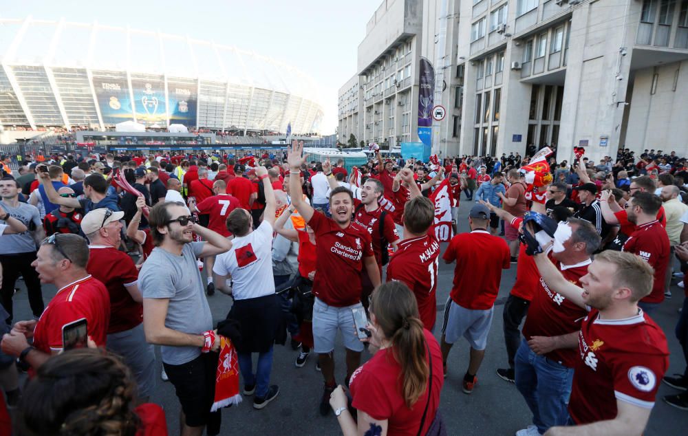 Las aficiones de Real Madrid y Liverpool llenan Kiev de color.