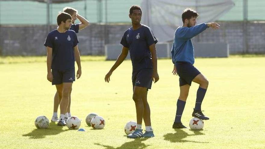 Adama, en el centro, vuelve al equipo tras cumplir sanción.