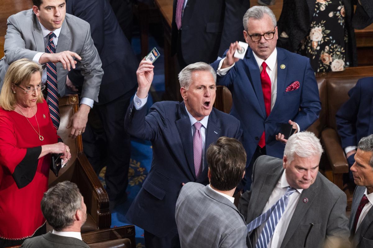 Kevin McCarthy grita para detener una votación de aplazamiento, creyendo que ahora tiene los votos para ser presidente de la Cámara de Representantes en el Capitolio de los EE. UU.