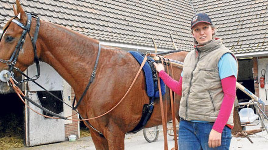 Vicky Ginard con Bo Pou Rafal enganchado, en las cuadras de París-Grosbois de ´Manu´ Allard.