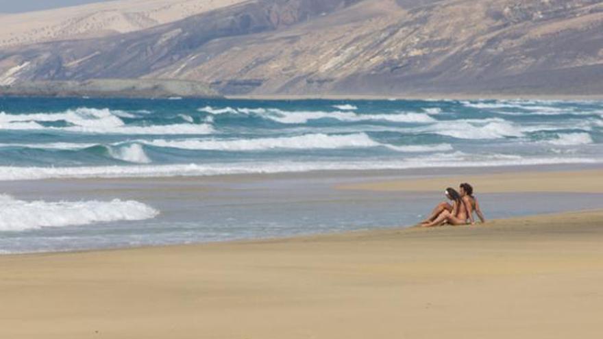 Una pareja en la playa de Cofete, utilizada en la promoción del Mundobasket 2014. | carlos de saá