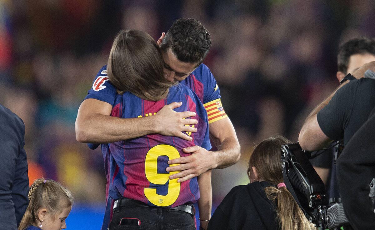 Lewandowski abrazando a su familia emocionado al finalizar el partido de liga entre el FC Barcelona y el Betis en el último partido de la temporada en el Camp Nou.