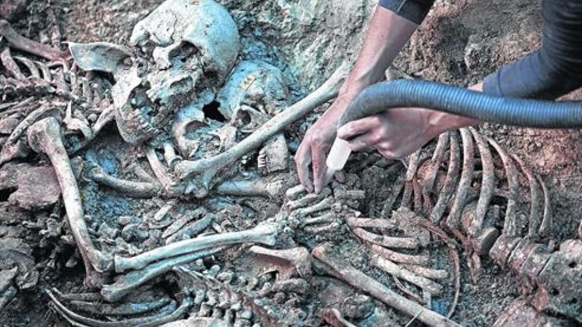 Trabajos de exhumación en una fosa común de la guerra civil, en el municipio de Gurb (Osona).