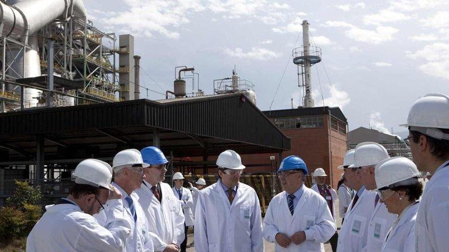 Javier Fernández, flanqueado por Manuel Fernández y Volker Hensel, en la visita a la planta de Lada.