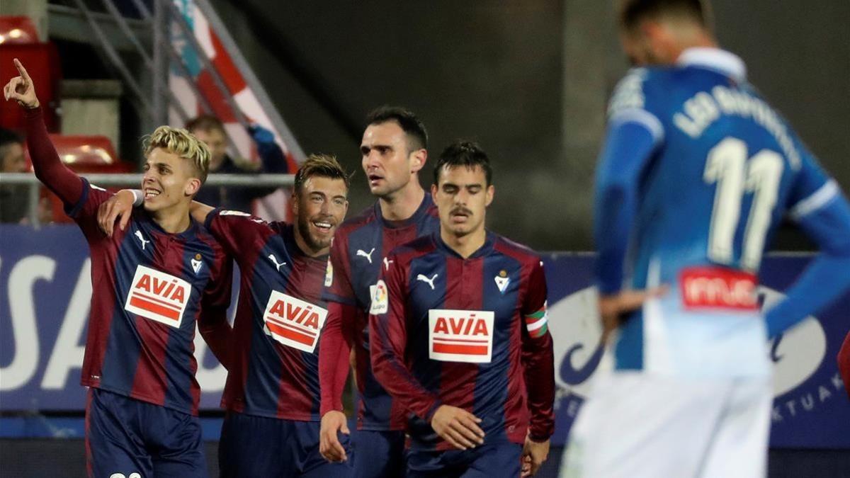 Alejo (izquierda) celebra con sus compañeros el segundo gol del Levante ante Baptistao, del Espanyol.