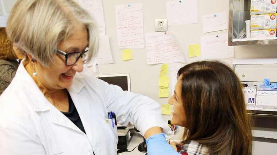 Una joven se vacuna contra la gripe.