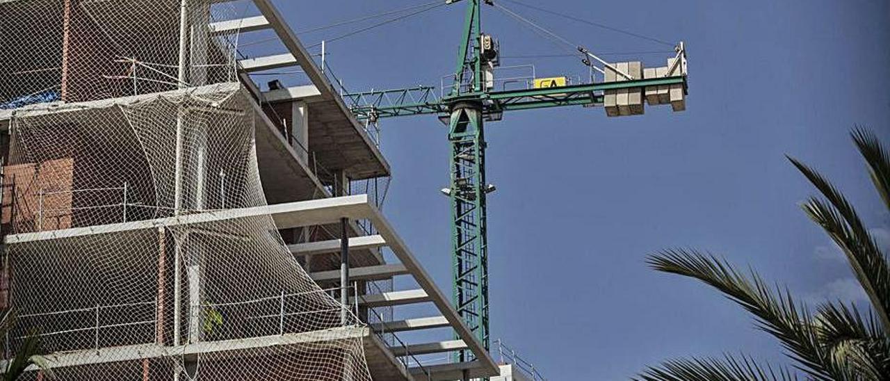 Construcción de viviendas en la ciudad de Alicante. | PILAR CORTÉS