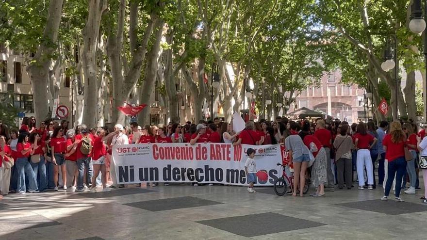 La protesta en Palma de trabajadores de grandes cadenas del textil y el calzado provoca el cierre de tiendas del centro