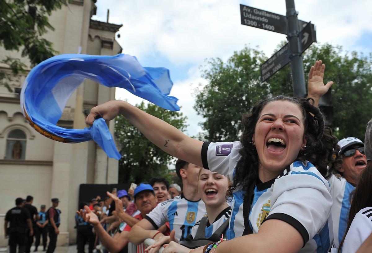 Hinchas de Argentina animan hoy, antes del partido amistoso ante Panamá en Buenos Aires (Argentina).