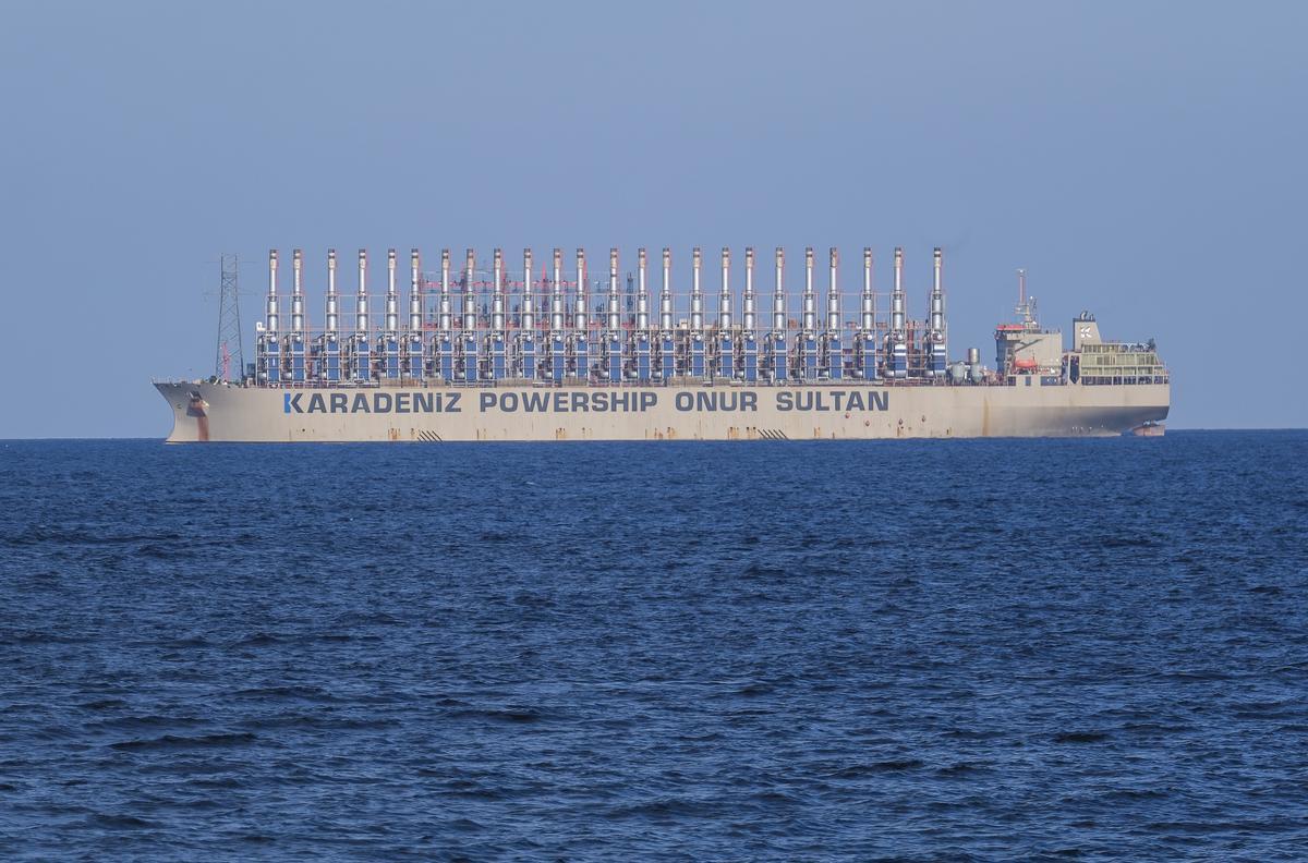 Uno de los barcos de la empresa Karpowership en la bahía de San Cristóbal.