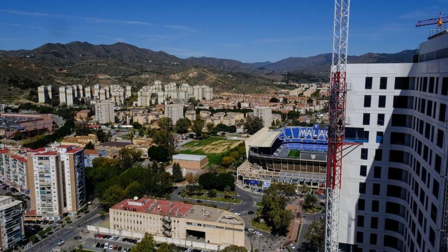 La escasez de viviendas en el litoral atrae a nuevos habitantes a la Málaga en peligro de despoblación