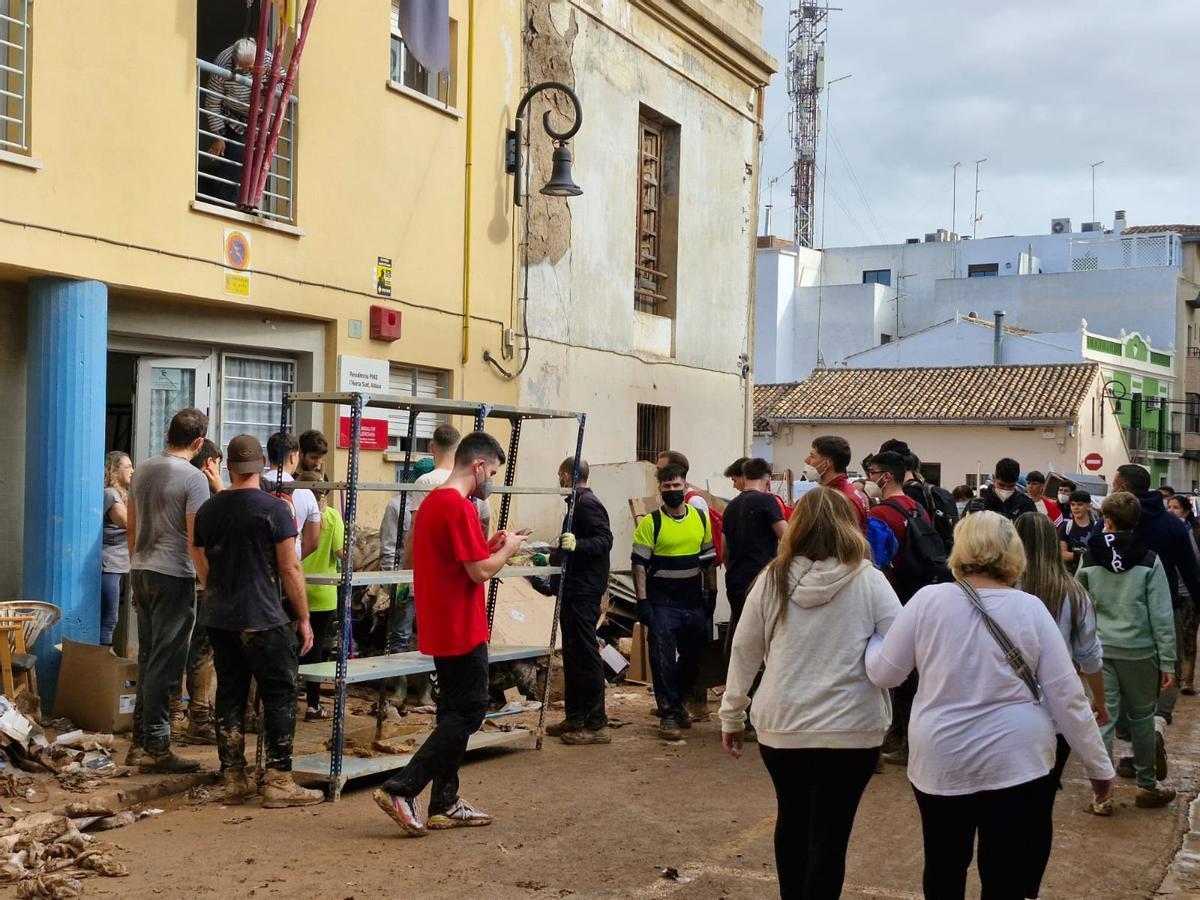Voluntarios limpian la residencia de Aldaia.
