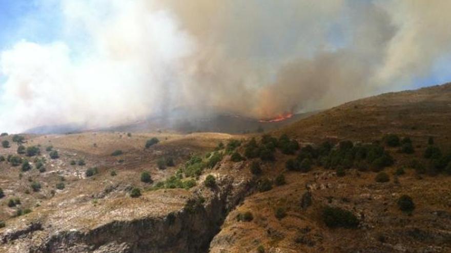 El fuego, que habría calcinado unas 85 hectáreas de matorral y arbolado, se originó sobre las 14.10 horas en un paraje conocido como Los Charcones, junto al pico de La Maroma, en el Parque Natural Sierras de Tejeda y Almijara, y quedó estabilizado a las 21.00 horas.