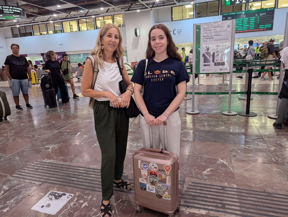 Roser Lonca junto a su hija, en la estación de Sants, desde donde marcharán hacia Sevilla.