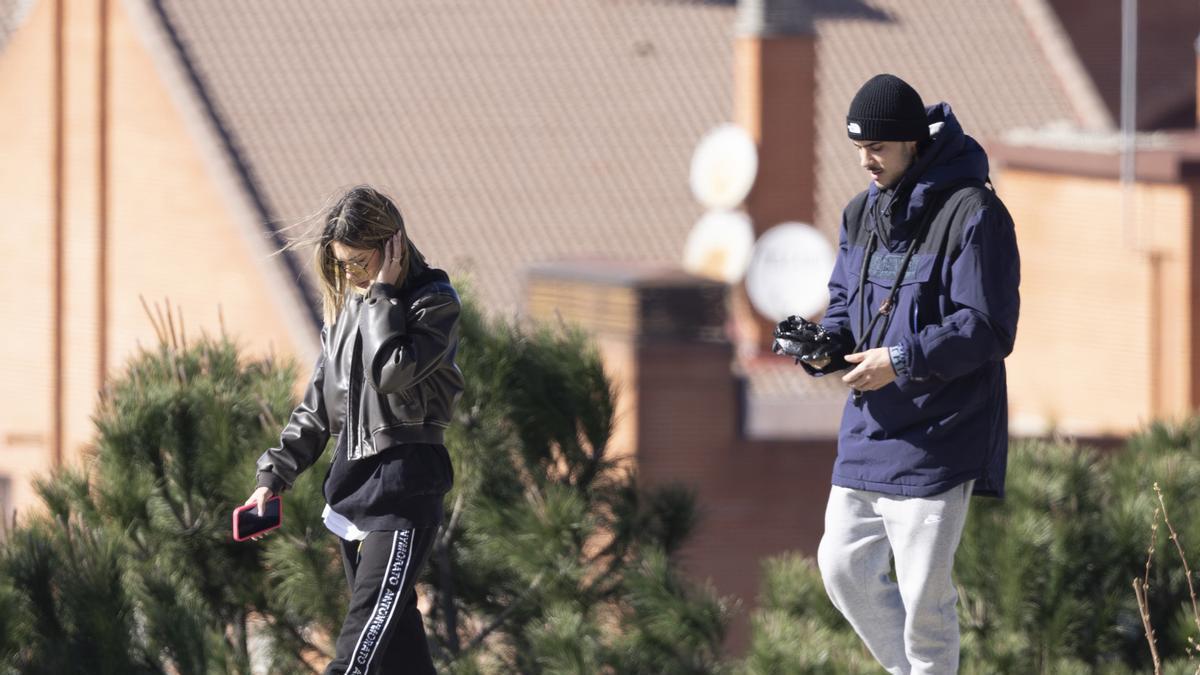 Alejandra Rubio se da un baño en ropa interior con Carlo Costanzia en Málaga