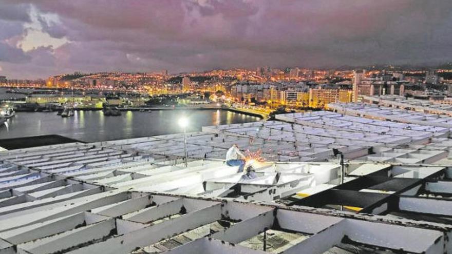 Obrero trabajando en la adecuación y rehabilitación del Centro Comercial El Muelle.