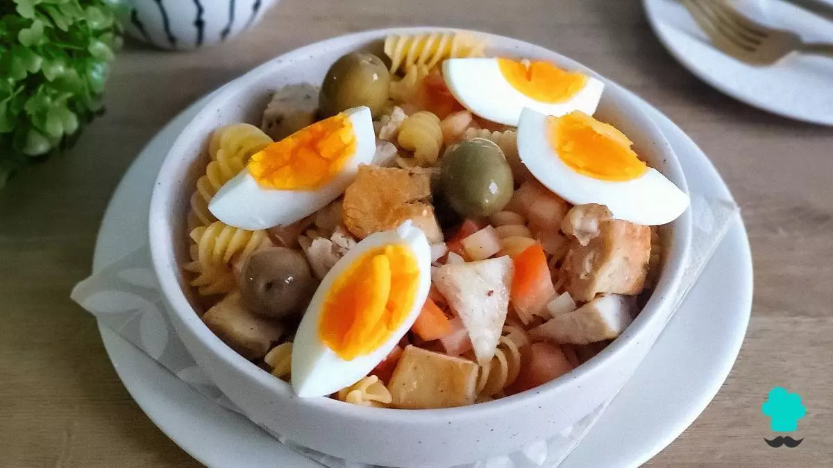 Ensalada de pasta con pollo y huevo: un plato fácil y perfecto para los días de calor