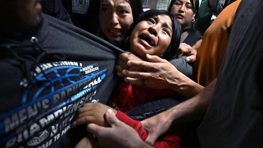 Carol Guzy gana el World Press Photo por la la instantánea de una familia separada por agentes migratorios de EEUU