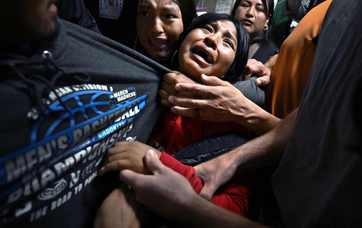 La foto de una familia migrante separada por ICE, de Carol Guzy, ganadora del World Press Photo