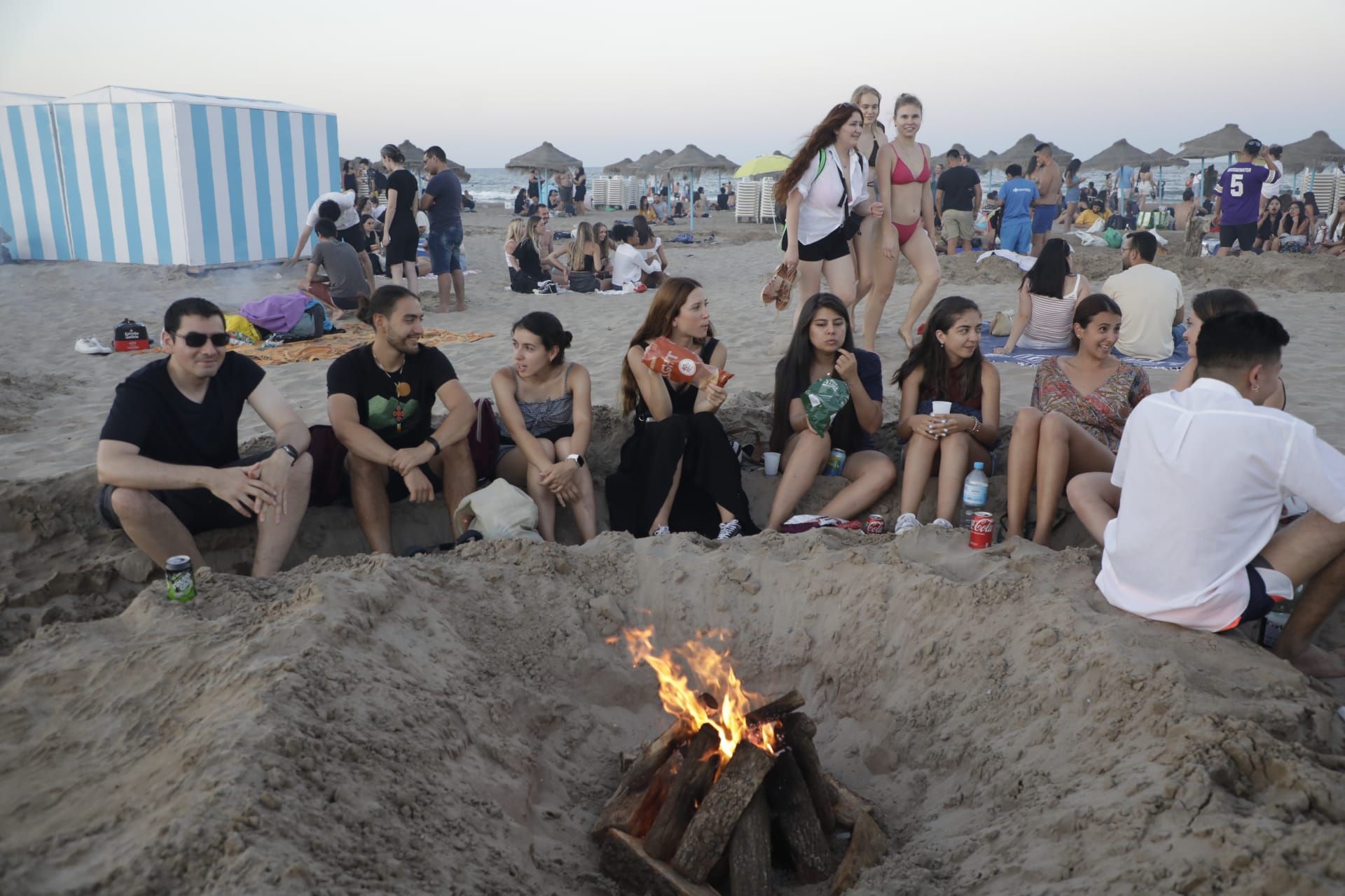 València inunda sus playas en el primer San Juan poscovid