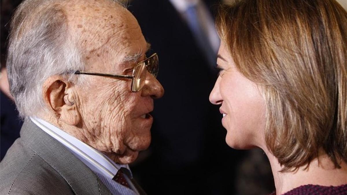 Santiago Carrillo saluda a la exministra de Defensa, Came Chacón, durante el homenaje a la Constitución, el 6 de diciembre del 2011.