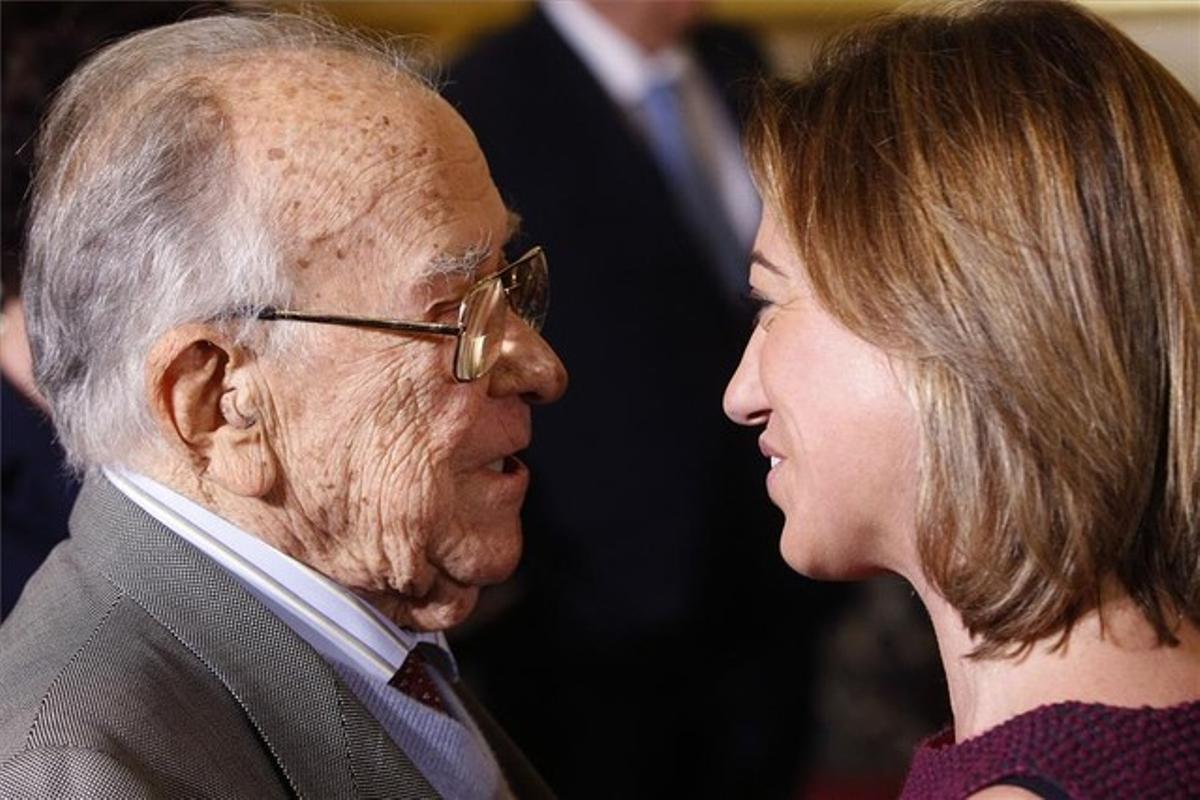 Santiago Carrillo saluda a la exministra de Defensa, Came Chacón, durante el homenaje a la Constitución, el 6 de diciembre del 2011.