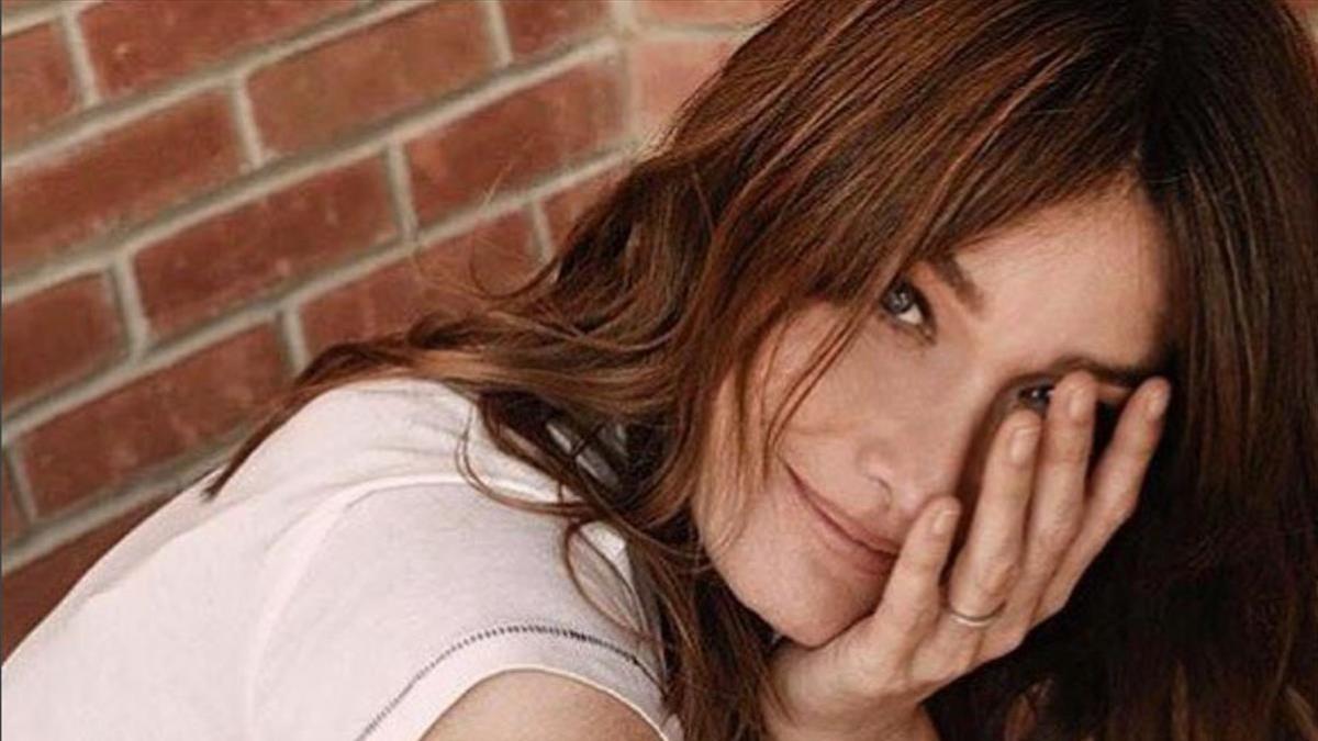 Carla Bruni entra en el club de los 50