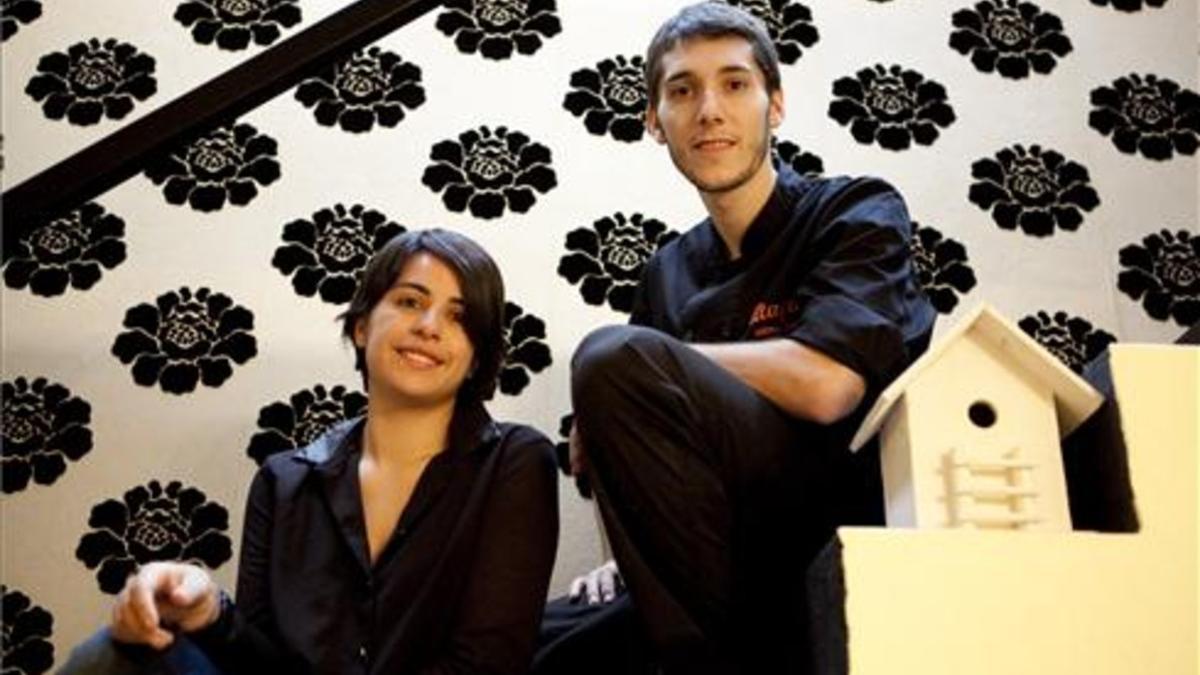 Ana Bas y Andreu Graupera, sentados en la escalera que conduce al primer piso de Atapa-it. Foto: Juan Pedro Chuet-Misse