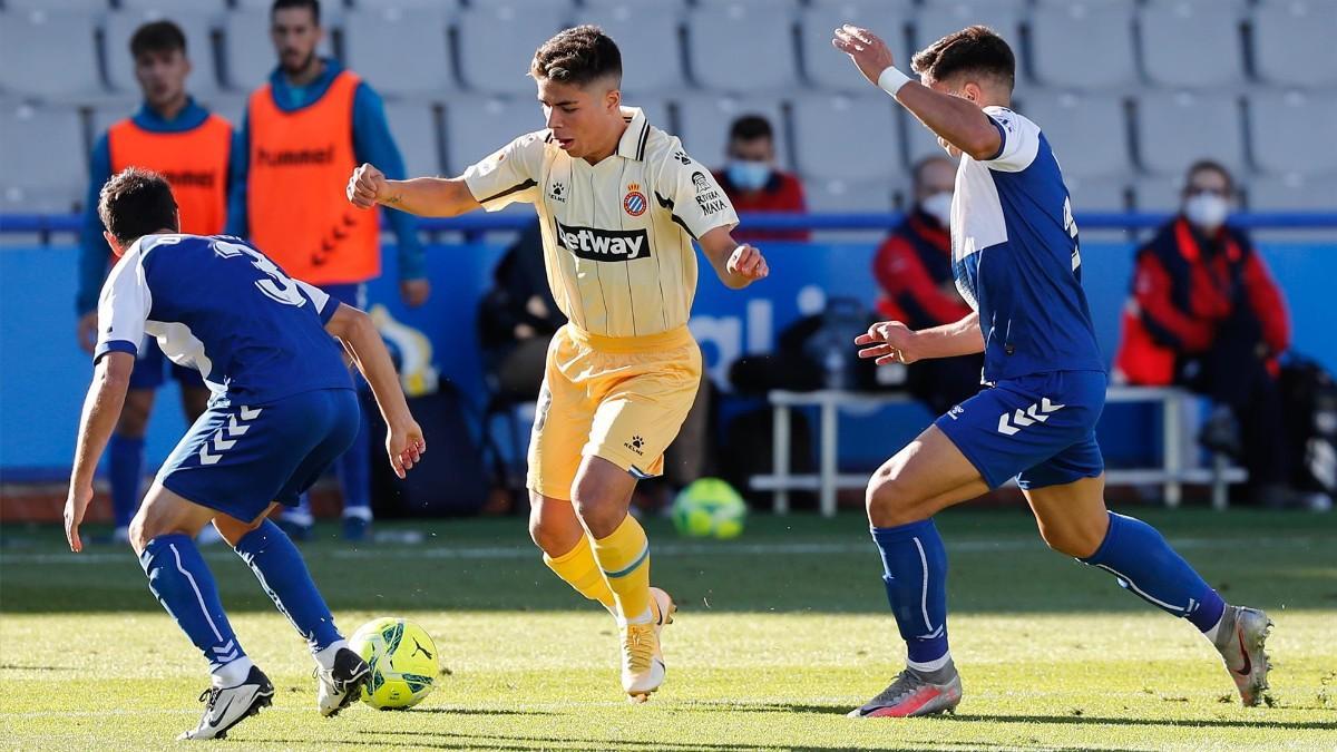 Melamed, entre dos futbolistas del Sabadell