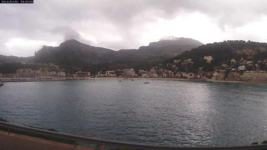 Dunkelgraue Wolken über Port de Sóller am Freitagvormittag (1.4.)