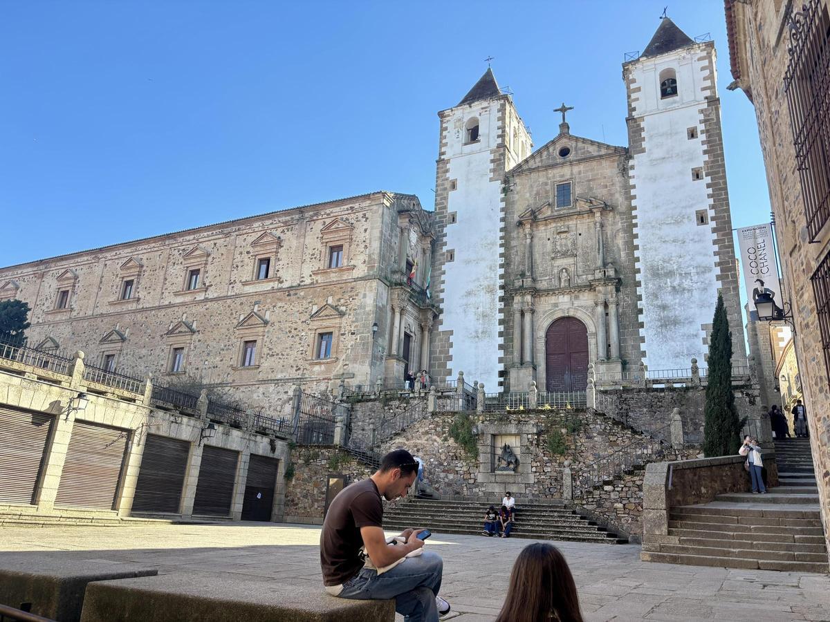 Turistas, el pasado Miércoles Santo, en la zona que se cede a la Fundación Mapfre.
