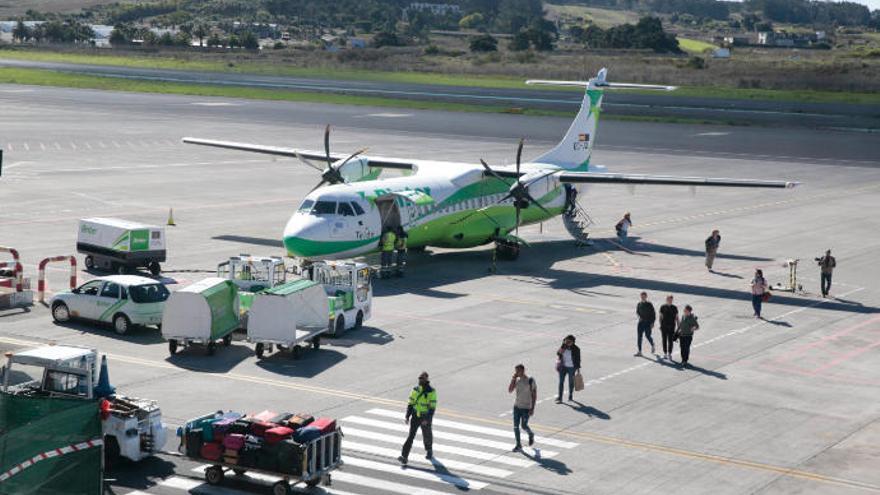 Avión de Binter en el aeropuerto Tenerife Norte.