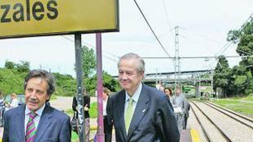 Ángel Villalba, a la izquierda, y Francisco González Buendía, en su visita de ayer a la estación de Pinzales.