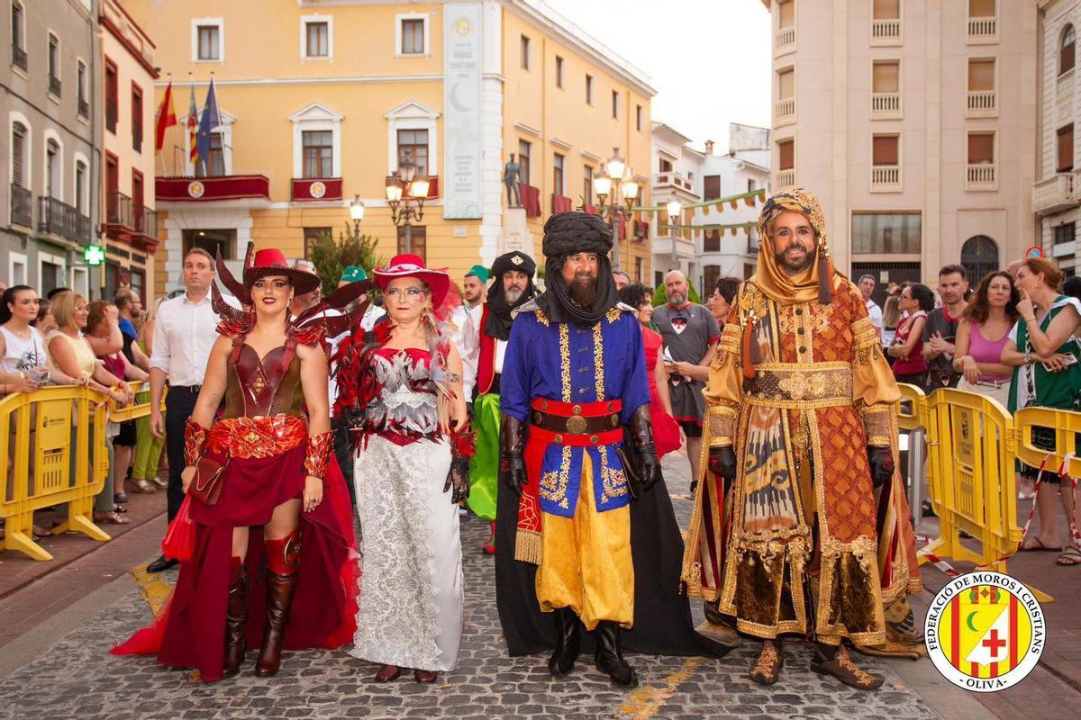 Oliva vive con la máxima pasión las fiestas de Moros i Cristians 2026: Vecinos y turistas disfrutan de la espectacularidad de los actos