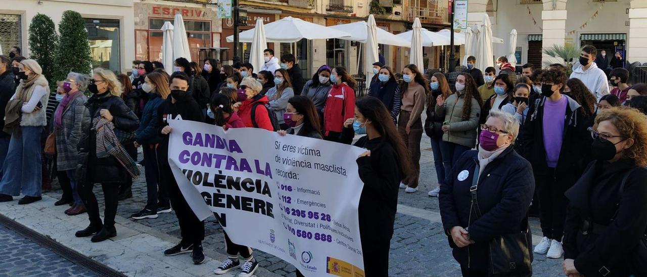 Concentración ante el Ayunntamiento de Oliva con la actuación de la vallera Elena Grau. | T.Á.C