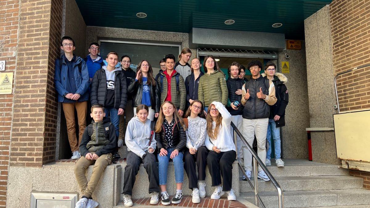 Los estudiantes franceses posan en la puerta de el Periódico Extremadura